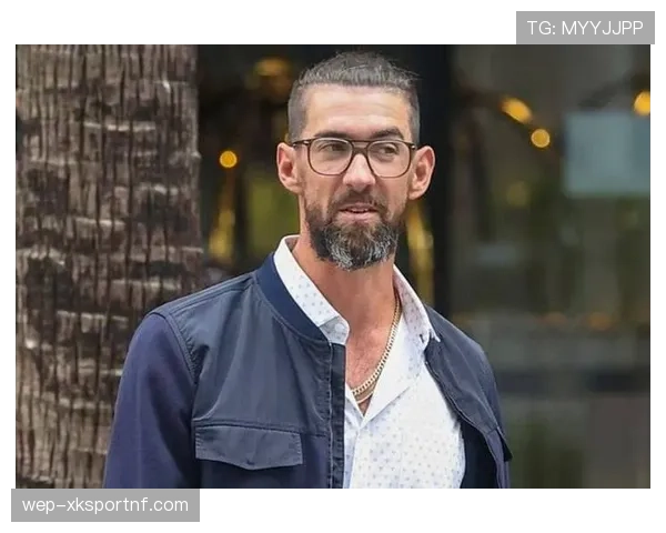 菲尔普斯居然会有这么随性的厨房瞬间，泳池外看着都不像他！